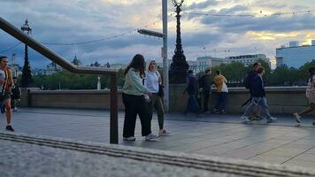 mooi laag hoek beeldmateriaal van toerist mensen zijn wandelen langs traject van Londen oog Bij Westminster centraal Londen stad van Engeland Super goed Brittannië, beeldmateriaal was gevangen genomen Aan aug 02e, 2023 gedurende zonsondergang. video