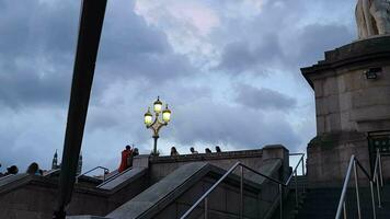 skön låg vinkel antal fot av turist människor är gående längs väg av London öga på westminster central London stad av England bra Storbritannien, antal fot var fångad på aug 02:a, 2023 under solnedgång. video