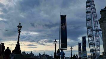 schön niedrig Winkel Aufnahmen von Tourist Menschen sind Gehen entlang Weg von London Auge beim Westminster zentral London Stadt von England großartig Großbritannien, Aufnahmen war gefangen auf aug 02., 2023 während Sonnenuntergang. video