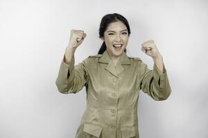 hermosa asiático mujer vistiendo uniforme sensación entusiasta. éxito concepto de indonesio gobierno empleados foto