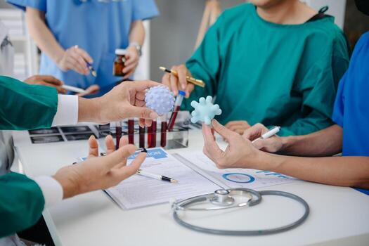 médico tecnología red equipo reunión concepto. médico mano trabajando con inteligente teléfono moderno digital tableta y ordenador portátil computadora con gráficos gráfico interfaz, con virtual icono diagrama foto