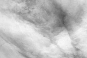 negro nube texturizado y cielo aislado en blanco antecedentes foto