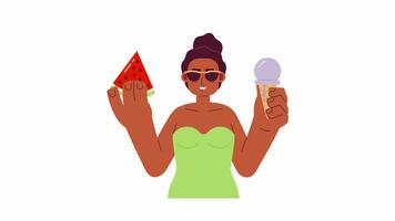 zwart vrouw zonnebril genieten van zomer snacks 2d karakter animatie. versnaperingen vlak tekenfilm 4k video, transparant alpha kanaal. Afrikaanse Amerikaans meisje Aan strand geanimeerd persoon Aan wit achtergrond video