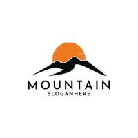 montaña logo diseño con sol, montaña logo diseño idea vector