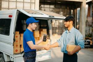 entrega hombre por enviando caja de paquete o empaquetar a clientes Servicio a hogar como teniendo corona virus enfermedad y Envío concepto. foto