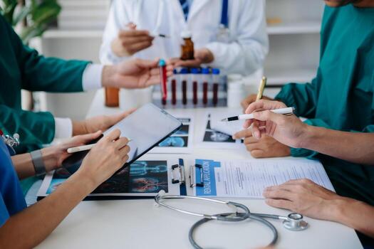 médico tecnología red equipo reunión concepto. médico mano trabajando con inteligente teléfono moderno digital tableta y ordenador portátil computadora con gráficos gráfico interfaz, con virtual icono diagrama foto