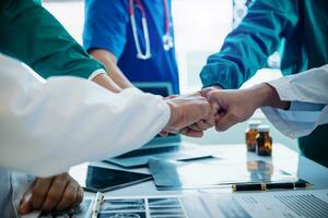 equipo doctores enfermeras Unión coordinar manos trabajo en equipo concepto en hospital para éxito y confiar en el trabajo en equipo. foto