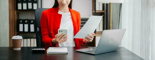 mujer de negocios mano utilizando computadora portátil, tableta y teléfono inteligente en oficina. digital márketing medios de comunicación móvil aplicación y que se discute plan nuevo comienzo arriba proyecto. foto