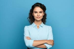 mujer posando con brazos cruzado en azul antecedentes foto