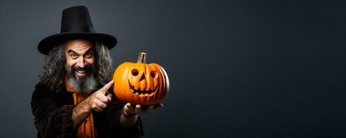 arqueólogo con un Víspera de Todos los Santos calabaza en un sólido antecedentes con vacío espacio para texto foto