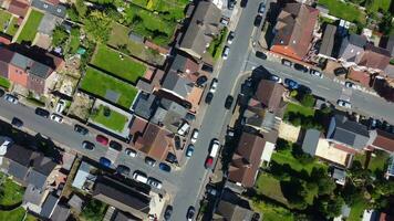 haute angle vue de Sud est de luton ville et ses Résidentiel district. aérien métrage a été capturé avec drone caméra sur août 10e, 2023. Angleterre, Royaume-Uni video