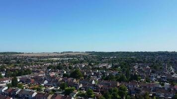 hög vinkel se av söder öst av luton stad och dess bostads- distrikt. antenn antal fot var fångad med drönare kamera på augusti 10:e, 2023. England, Storbritannien video