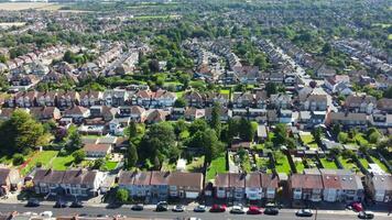 hög vinkel se av söder öst av luton stad och dess bostads- distrikt. antenn antal fot var fångad med drönare kamera på augusti 10:e, 2023. England, Storbritannien video