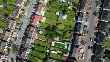 alto ángulo ver de sur este de lutón ciudad y sus residencial distrito. aéreo imágenes estaba capturado con drones cámara en agosto 10, 2023. Inglaterra, Reino Unido video