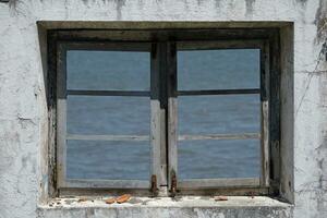 mirando fuera el ventana de un abandonado edificio en Lisboa, Portugal, durante un soleado día foto