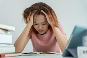 las estudiantes asiáticas tienen ansiedad debido a los exámenes, las mujeres se preparan para las pruebas y aprenden lecciones en la biblioteca. estrés, desesperación, prisa, malentendido lectura, desaliento, expectativa, conocimiento foto