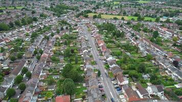 hög vinkel se av norr öst av luton stad och dess bostads- distrikt. antenn antal fot var fångad med drönare kamera på augusti 03:e, 2023. England, Storbritannien video