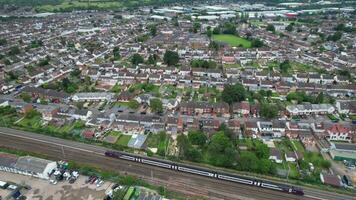 Alto ângulo Visão do norte leste do luton cidade e Está residencial distrito. aéreo cenas estava capturado com drones Câmera em agosto 03, 2023. Inglaterra, Reino Unido video