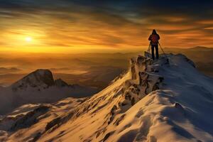 fotógrafo en parte superior de el montaña a puesta de sol ai generado foto