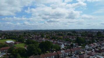 hög vinkel se av Västra luton stad och bostads- distrikt. antenn se av fångad med drönare kamera på 30:e juli, 2023. England, Storbritannien video