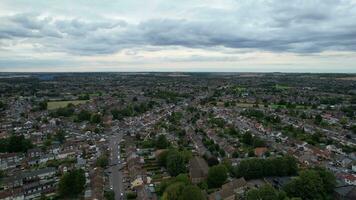 hög vinkel se av norr öst av luton stad och dess bostads- distrikt. antenn antal fot var fångad med drönare kamera på augusti 03:e, 2023. England, Storbritannien video