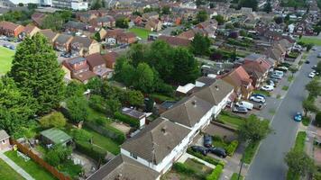 alto ángulo ver de occidental lutón ciudad y residencial distrito. aéreo ver de capturado con drones cámara en 30 julio, 2023. Inglaterra, Reino Unido video