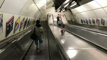 faible angle métrage de gens à Britanique souterrain métro chemin de fer station à central Londres pendant très occupé temps. métrage a été capturé sur août 02ème, 2023 pendant le coucher du soleil. video