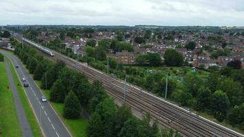 hög vinkel se av Västra luton stad och bostads- distrikt. antenn se av fångad med drönare kamera på 30:e juli, 2023. England, Storbritannien video