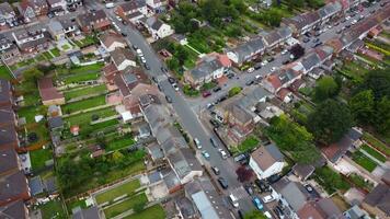 hög vinkel se av norr öst av luton stad och dess bostads- distrikt. antenn antal fot var fångad med drönare kamera på augusti 03:e, 2023. England, Storbritannien video