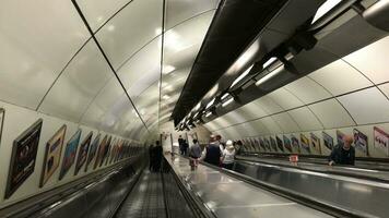 faible angle métrage de gens à Britanique souterrain métro chemin de fer station à central Londres pendant très occupé temps. métrage a été capturé sur août 02ème, 2023 pendant le coucher du soleil. video