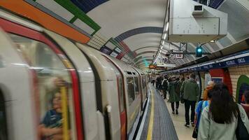 niedrig Winkel Aufnahmen von Menschen beim britisch unter Tage Metro Eisenbahn Bahnhof beim zentral London während sehr beschäftigt Zeit. Aufnahmen war gefangen auf aug 02., 2023 während Sonnenuntergang. video
