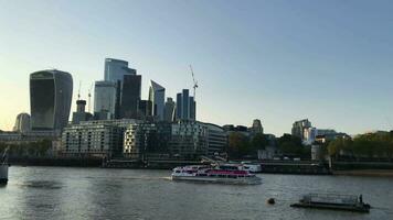 maggior parte bellissimo Basso angolo Visualizza di fiume Tamigi a Londra ponte di centrale Londra capitale città di Inghilterra grande Gran Bretagna durante tramonto, metraggio era catturato su ago 02, 2023 video