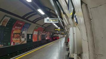 niedrig Winkel Aufnahmen von Menschen beim britisch unter Tage Metro Eisenbahn Bahnhof beim zentral London während sehr beschäftigt Zeit. Aufnahmen war gefangen auf aug 02., 2023 während Sonnenuntergang. video