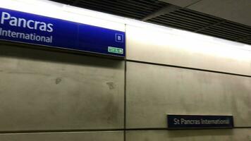 maravilloso bajo ángulo imágenes de británico tren a ferrocarril plataforma de S t pancras internacional estación a central Londres ciudad de Inglaterra genial Bretaña, imágenes estaba capturado en ago 02, 2023 video