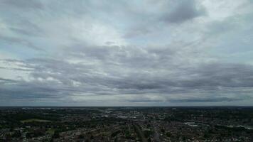 haute angle vue de Nord est de luton ville et ses Résidentiel district. aérien métrage a été capturé avec drone caméra sur août 03ème, 2023. Angleterre, Royaume-Uni video