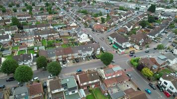 Alto ângulo Visão do norte leste do luton cidade e Está residencial distrito. aéreo cenas estava capturado com drones Câmera em agosto 03, 2023. Inglaterra, Reino Unido video