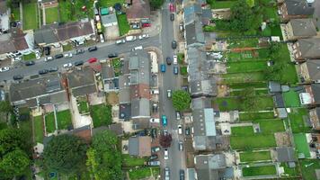 alto ángulo ver de norte este de lutón ciudad y sus residencial distrito. aéreo imágenes estaba capturado con drones cámara en agosto 03, 2023. Inglaterra, Reino Unido video