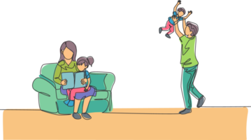 uno continuo línea dibujo de joven mamá sentado en sofá y leyendo libro a hijo mientras papá jugar con hija a hogar. contento familia paternidad concepto. soltero línea dibujar diseño ilustración png