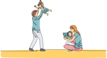 ett enda linje teckning av ung mor Sammanträde på golv och läsning bok till son medan far spelar med dotter illustration. Lycklig familj föräldraskap begrepp. kontinuerlig linje dra design png