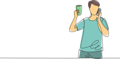 solteiro contínuo linha desenhando jovem bonito homem bebendo laranja suco enquanto fazer telefone ligar com Smartphone e tendo café da manhã às lar. dinâmico 1 linha desenhar gráfico Projeto ilustração png