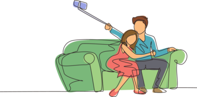 doorlopend een lijn tekening Mens en vrouw nemen selfie Aan smartphone met monopod. gelukkig paar stoel Aan sofa en maken foto samen Aan mobiel telefoon met selfie stok. single lijn trek ontwerp png