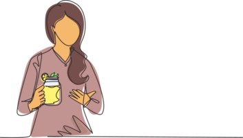 continuo uno linea disegno bella donna detiene e mostrare boccale di limonata con ghiaccio nel mano. giovane ragazza indossare camicia avendo mattina prima colazione con arancia succo. singolo linea disegnare design grafico png