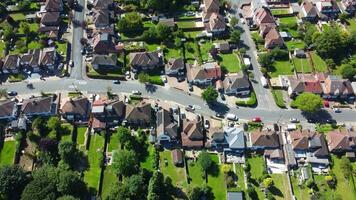 hög vinkel se av söder öst av luton stad och dess bostads- distrikt. antenn antal fot var fångad med drönare kamera på augusti 10:e, 2023. England, Storbritannien video