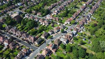 hög vinkel se av söder öst av luton stad och dess bostads- distrikt. antenn antal fot var fångad med drönare kamera på augusti 10:e, 2023. England, Storbritannien video