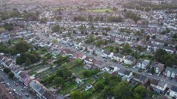 hög vinkel se av mest skön orange himmel och moln under solnedgång över nordlig luton stad av England Storbritannien, antenn antal fot var fångad med drönare kamera på juli 29:e, 2023 video