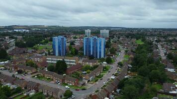 Alto ângulo Visão do ocidental luton cidade e residencial distrito. aéreo Visão do capturado com drones Câmera em 30 julho, 2023. Inglaterra, Reino Unido video