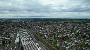 alto ángulo ver de norte este de lutón ciudad y sus residencial distrito. aéreo imágenes estaba capturado con drones cámara en agosto 03, 2023. Inglaterra, Reino Unido video