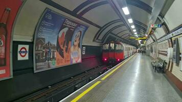 faible angle métrage de gens à Britanique souterrain métro chemin de fer station à central Londres pendant très occupé temps. métrage a été capturé sur août 02ème, 2023 pendant le coucher du soleil. video