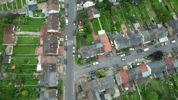 haute angle vue de Nord est de luton ville et ses Résidentiel district. aérien métrage a été capturé avec drone caméra sur août 03ème, 2023. Angleterre, Royaume-Uni video