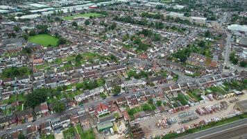 hög vinkel se av norr öst av luton stad och dess bostads- distrikt. antenn antal fot var fångad med drönare kamera på augusti 03:e, 2023. England, Storbritannien video